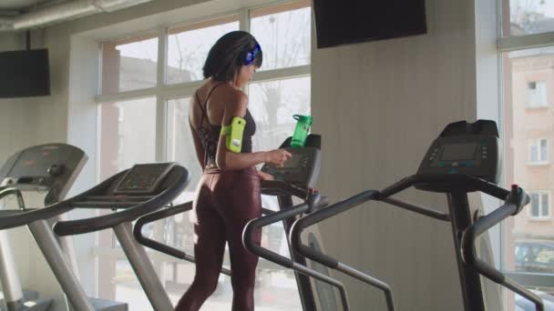 Fekete fitt nő csinál kardio edzés futópadon — Stock videók