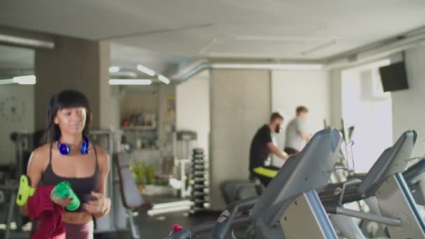 Sportieve vrouw maakt zich klaar voor cardiotraining — Stockvideo