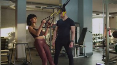Kadın fitness eğitmeniyle uzaklaştırma eğitimi alıyor.