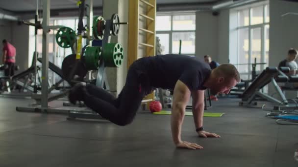 Homem muscular treinando abdominais e músculos das costas em trx — Vídeo de Stock