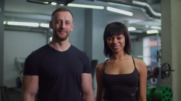 Zdrowy styl życia portret różnych ludzi na siłowni — Wideo stockowe