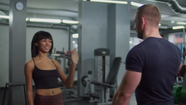 Fitness diverse människor ger hög fem på gym — Stockvideo