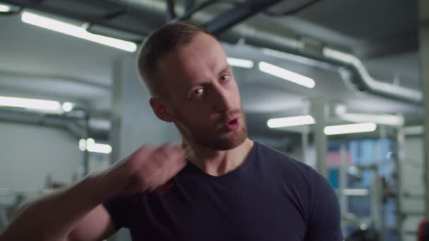 Athletische Statur Mann isst Proteinriegel nach dem Training — Stockvideo