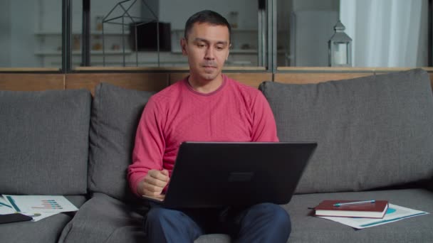 Gehörloser Geschäftsmann arbeitet an Start-up im Home Office — Stockvideo