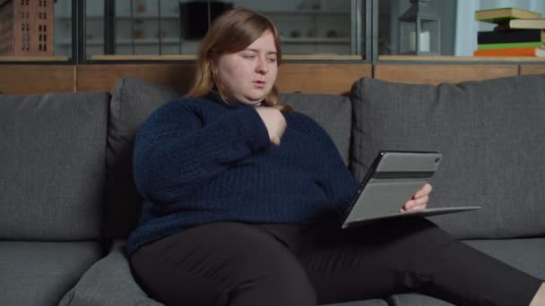 Κωφή γυναίκα μιλώντας χρησιμοποιώντας τη νοηματική γλώσσα με το PC ταμπλετών — Αρχείο Βίντεο