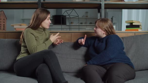 Mujeres felices hablando usando lenguaje de señas en interiores — Vídeo de stock
