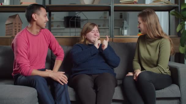 Joyeuses personnes sourdes-muettes parlant la langue des signes — Video