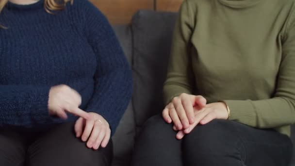 Женщины с нарушениями слуха говорят на языке жестов — стоковое видео