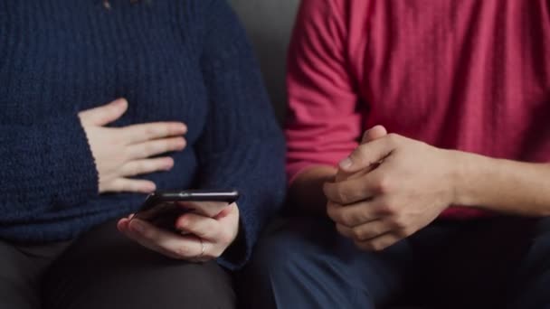 Zaburzenia słuchu osób przeglądających online przez telefon — Wideo stockowe