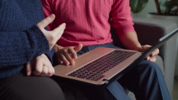 Personnes sourdes avec ordinateur portable parlant avec la langue des signes 