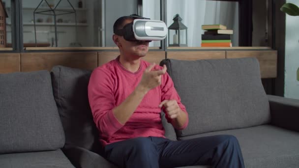 Homme excité dans des lunettes vr travaillant sur le projet à l'intérieur — Video