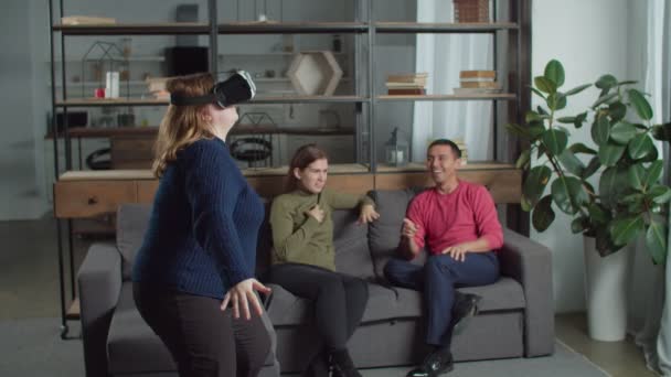 Deaf people laughing at friend playing in vr glasses — Stock Video
