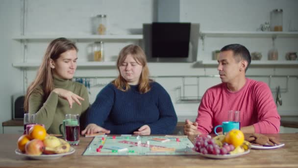 Gehörlose Freunde spielen Brettspiel in Küche — Stockvideo
