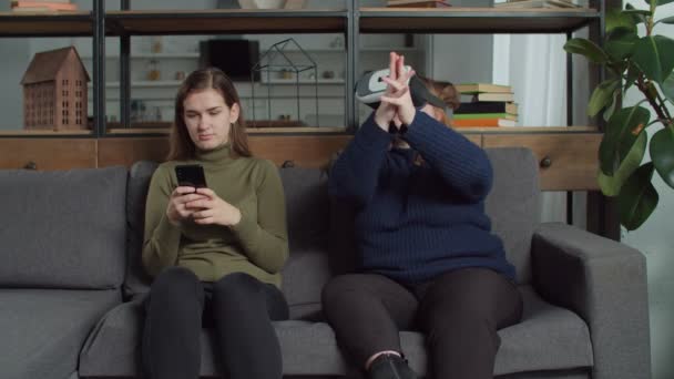 Engrossed in vr game woman scaring her friend — Stock Video