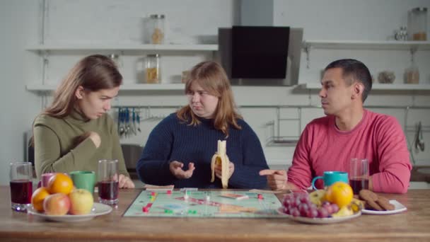 Felices amigos sordomudos discutiendo durante el juego de mesa — Vídeos de Stock