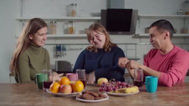 Sağır arkadaşlarıyla işaret dilini öğrenen kadın.