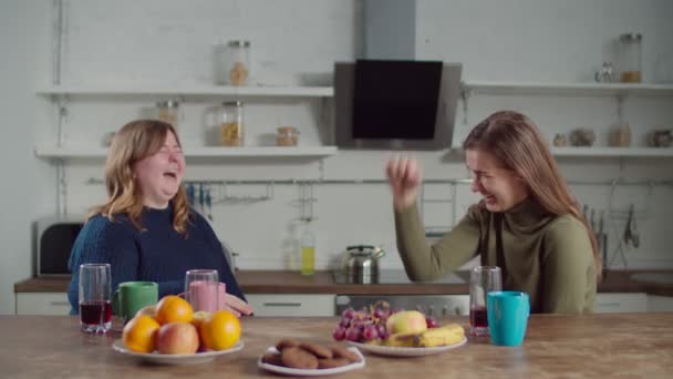 Радісні глухі жінки сміються на кухні — стокове відео