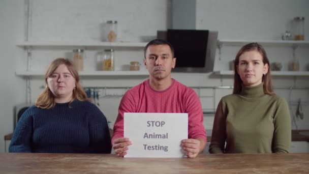 Люди из службы защиты глухих животных подписывают слоган на языке жестов — стоковое видео