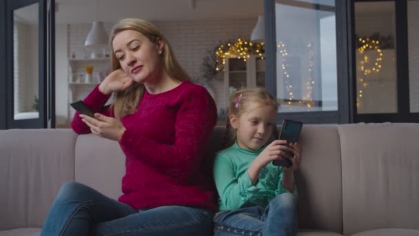 Familie mit Mobiltelefonen süchtig nach sozialen Netzwerken — Stockvideo