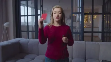 Katı anne evde yaramaz çocukları cezalandırıyor.