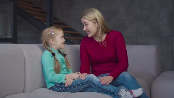 Cuidar de mãe e menina compartilhando no sofá durante o lazer — Vídeo de Stock