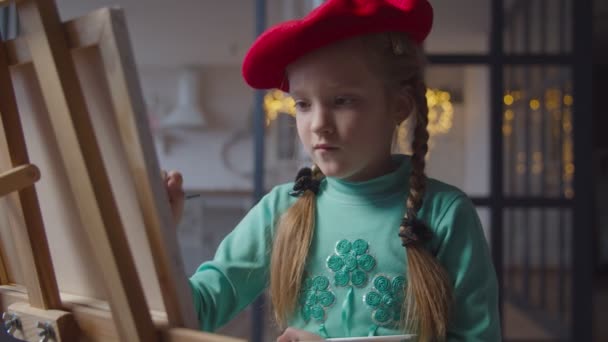 Mor uppmuntrar kreativitet av liten konstnär — Stockvideo