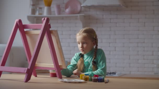 Glädjande mor beundrar målning av liten flicka — Stockvideo