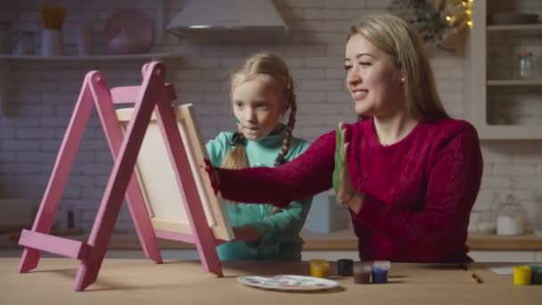Madre y niño despreocupados pintando con las manos — Vídeos de Stock