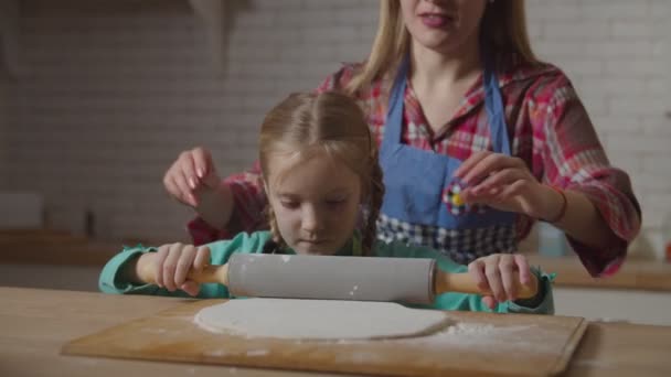 Mãe ensinando criança rolando pastelaria com rolo pin — Vídeo de Stock