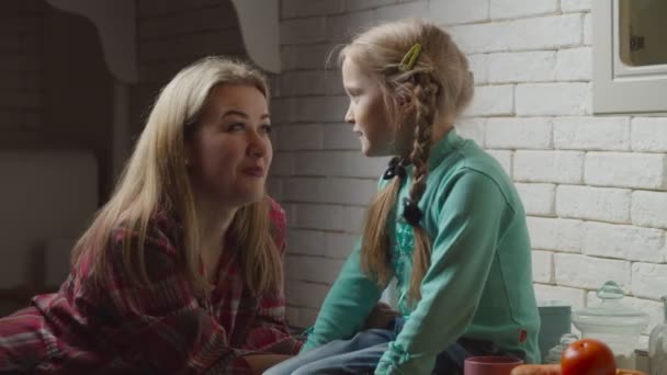 Chatting uvolněný maminka a dcera bonding v kuchyně — Stock video