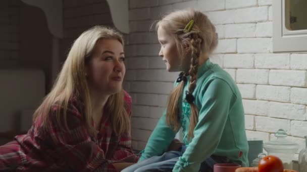 Charlando relajado mamá y la hija vinculación en la cocina — Vídeos de Stock