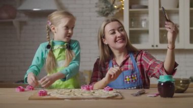Aile yemek pişirirken telefonla canlı yayında