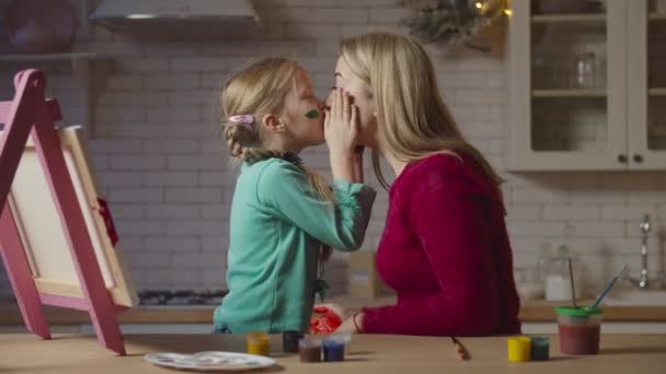 Niedliche Kind beschmiert Mütter Gesicht mit Farben — Stockvideo