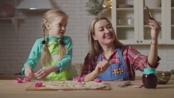Aile yemek pişirirken telefonla canlı yayında — Stok video