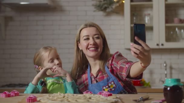 Mutter mit Tochter macht Selfie in Küche — Stockvideo