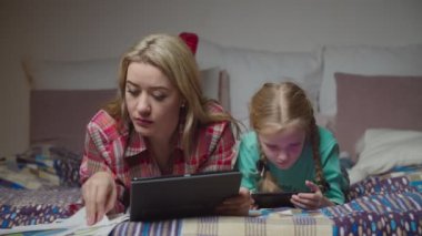 Serbest çalışan anne yatakta fazla mesai yapıyor.