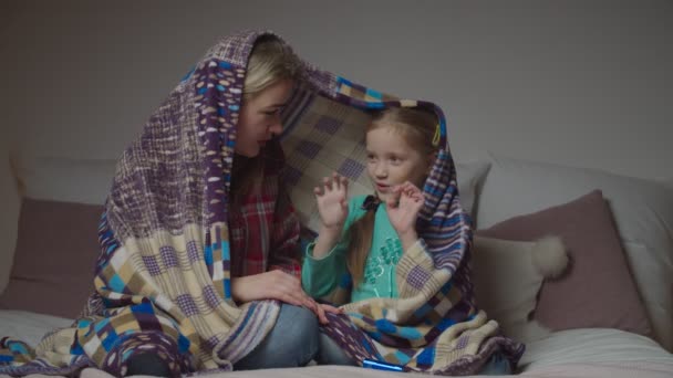 Klein meisje beangstigende moeder met eng verhaal 's nachts — Stockvideo