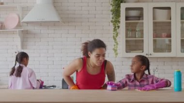 Afrikalı kızlar annelerinin mutfağını temizliyor.