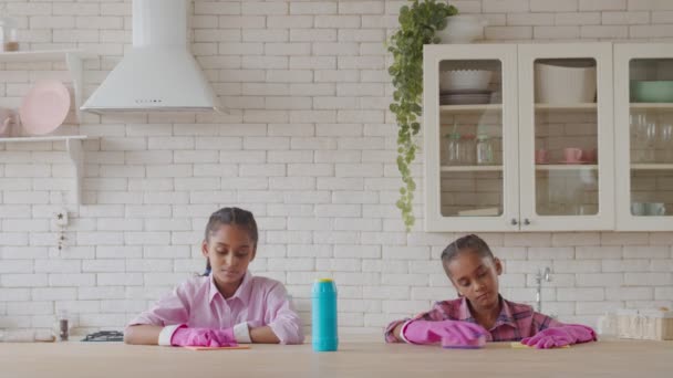 Pequeñas chicas de limpieza cansadas de las tareas domésticas — Vídeo de stock