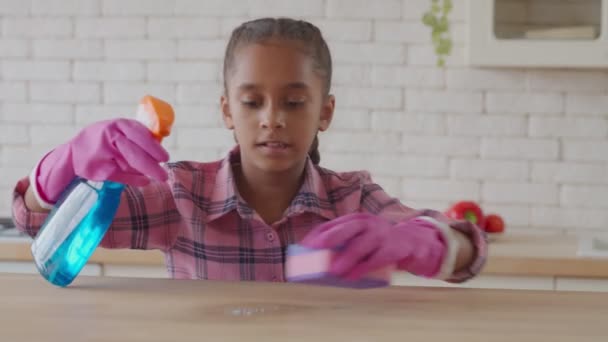 Kleine schoonmaak meisje schoonmaken met spray wasmiddel — Stockvideo