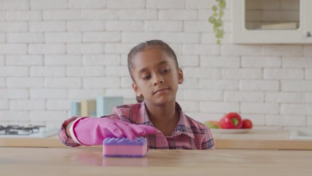 Erschöpftes kleines Mädchen müde vom Putzen in der Küche — Stockvideo