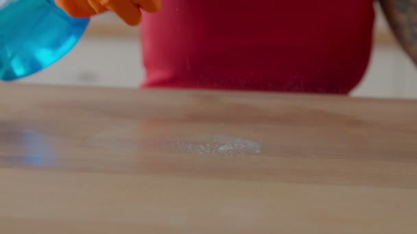 Schoonmaakster schoonmaaktafel met wasmiddel — Stockvideo