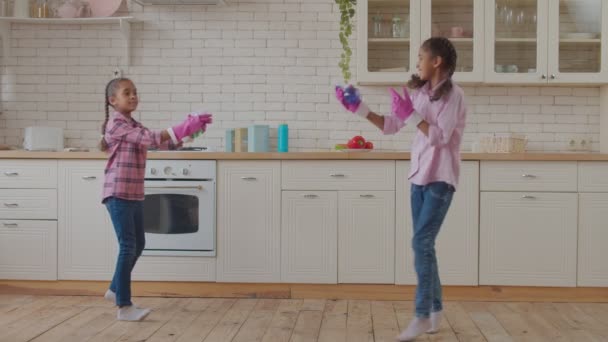 African family fooling around with spray bottles — Stock Footage African family fooling around with spray bottles Stock Footage