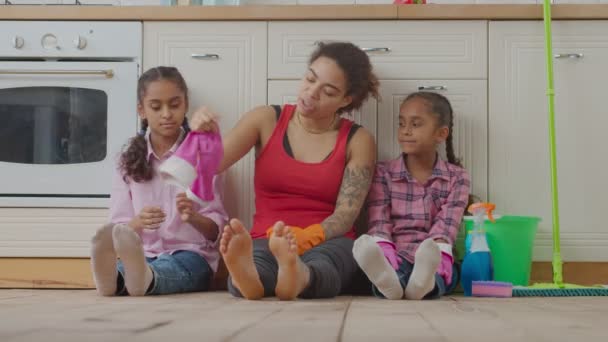 Unavená rodina s dětmi dokončuje jarní úklid — Stock video