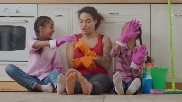 Fröhliche Familie gibt High Five nach Aufräumarbeiten — Stockvideo