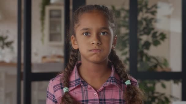 Wütendes kleines schwarzes Mädchen schmollt mit schmollenden Lippen — Stockvideo