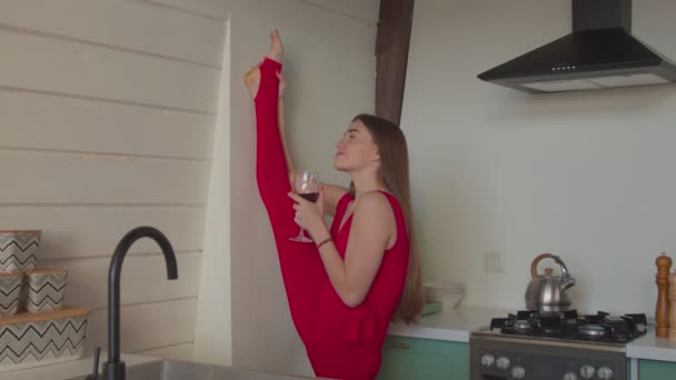Mujer relajada flexible de pie en cordel vertical — Vídeos de Stock