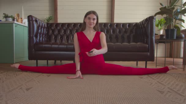 テレビリモコンを使用して刺激的なフィットネス女性 — ストック動画