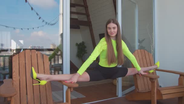 Женщина на высоких каблуках раскалывается между двумя стульями — стоковое видео