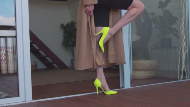Elegantní ženské nohy v vysokých podpatcích na terase — Stock video